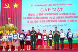 Gặp mặt con nuôi Đồn Biên phòng Lũng Cú về Lăng viếng Chủ tịch Hồ Chí Minh