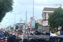 Kinh hoàng ô tô 'điên' tông hàng loạt phương tiện rồi lăn nhiều vòng trên đường