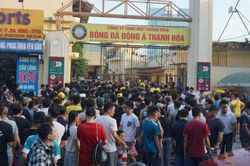 Sợ vỡ sân, hàng trăm cổ động viên Thanh Hóa phải đứng ngoài