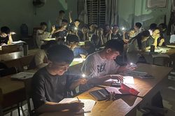 Mất điện thầy trò soi đèn pin, điện thoại dồn sức ôn thi tốt nghiệp