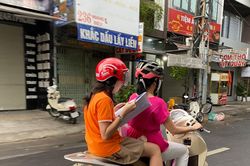 Học sinh Đà Nẵng ôn bài trên xe, đội mưa đến điểm thi