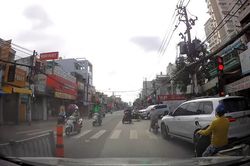 Xe sang BMW liên tục bấm còi 'trèo' lên vỉa hè và vượt đèn đỏ ở TP.HCM