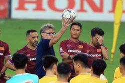 Tuyển Việt Nam tập cùng U23 Việt Nam trong ngày đầu hội quân