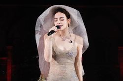 Phát hiện Hồ Ngọc Hà gặp sự cố ngay tiết mục mở màn đêm nhạc tại Đà Nẵng, nữ ca sĩ xử lý ra sao?