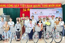Nhóm cựu cán bộ Đoàn cơ sở TP. Pleiku tặng quà thiếu nhi xã Diên Phú Nhóm cựu cán bộ Đoàn cơ sở TP. Pleiku tặng quà thiếu nhi xã Diên Phú