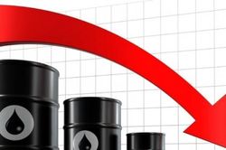 Giá dầu lao dốc bất chấp quyết định của OPEC+