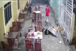 Điều tra vụ clip phụ nữ bị 'tung chưởng'