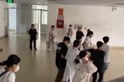 Nữ sinh đột quỵ ngay trên giảng đường, được bạn cùng lớp cáng ra xe cấp cứu