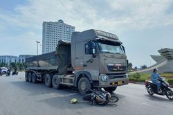 Người đàn ông chết thảm dưới gầm xe đầu kéo