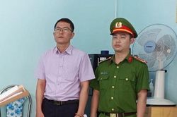 Bắt tạm giam phó giám đốc văn phòng đăng ký đất đai huyện ở Khánh Hòa