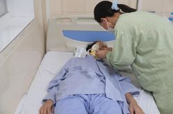 Khối ung thư môi sần sùi, chảy máu mủ của người phụ nữ