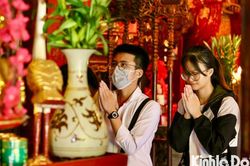Sĩ tử đến Văn Miếu - Quốc Tử Giám cầu may trước kỳ thi lớp 10