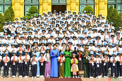 Phó chủ tịch nước Võ Thị Ánh Xuân gặp mặt Đoàn đại biểu dự Trại hè 'Hoa hướng dương'