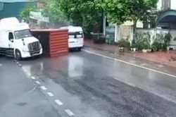 Phanh gấp khi vào cua, xe container hất văng xe CSGT