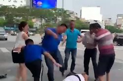 Bàn giao hai đối tượng hành hung phóng viên khi tác nghiệp