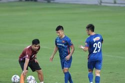 Quang Hải tập buổi đầu cùng đội tuyển Việt Nam, Giám đốc Takeshi theo dõi ông Troussier rèn quân