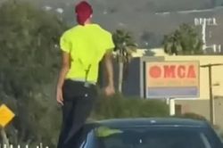 Video người đàn ông 'múa' trên mép cửa sổ ô tô chạy giữa đường cao tốc