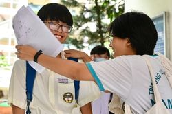 Kết thúc thi vào lớp 10 TP.HCM: Em vỡ òa, em lại lặng lẽ lau nước mắt