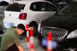 Bức xúc vì bị chiếm chỗ đỗ, người đàn ông hàn luôn cọc sắt 'giam' xe lạ