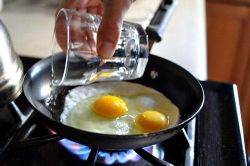 Ốp trứng đừng chỉ thêm dầu, thêm 1 thứ nữa, trứng không bị dính chảo lại có vị mềm ngon