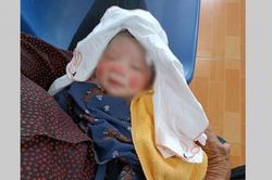 Bé gái sơ sinh đặt trong túi ni lông màu đen bỏ bên đường, xót xa với tình trạng lúc tìm thấy