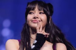 Giữa chỉ trích vì thái độ khó chịu, Lisa lại gây xôn xao với hành động dành cho fan trên sân khấu