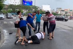 Tạm giữ hình sự 2 đối tượng đánh phóng viên Đài Phát thanh và Truyền hình Hà Nội nhập viện