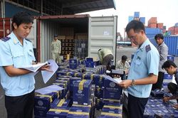 Buôn lậu qua đường biên giới diễn biến phức tạp