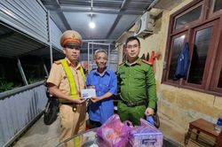CSGT kịp thời hỗ trợ người làm thuê bị nhà xe bỏ rơi giữa đường
