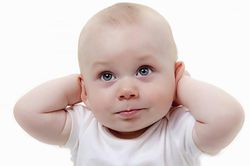 Có nên cạo trọc đầu cho bé trai vào mùa hè?