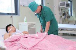 Vừa xuống xe ô tô người đàn ông bị xe máy tông từ phía sau suýt mất mạng