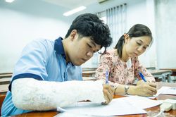 Phương án nào hỗ trợ thí sinh thi lớp 10 không may gãy tay, gãy chân