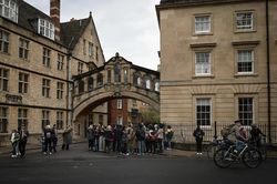 Cách một đại học có tên Oxford ở Anh kiếm bộn tiền từ sinh viên