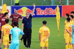 Tiêu chuẩn kỳ lạ của HLV Troussier