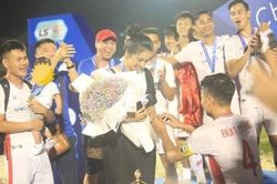 Vợ Bùi Tiến Dũng bất ngờ bị 'đào' câu nói chấm điểm chồng