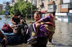 Vỡ đập ở Ukraine: Người dân mất nhà cửa, nguy cơ dịch bệnh do lũ lụt