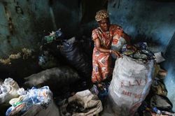 Nigeria: Phụ huynh dùng rác tái chế để trả học phí cho con