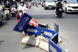 Cột phân làn ngả nghiêng, trơ trọi giữa đường Nguyễn Trãi