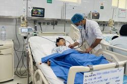Hai mẹ con nhập viện khẩn cấp sau bữa ăn tự chế biến
