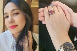 Việt Trinh bất ngờ đăng ảnh đeo 'nhẫn cưới'