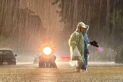 Biển Đông có thể 'hứng' áp thấp nhiệt đới, miền Bắc mưa to