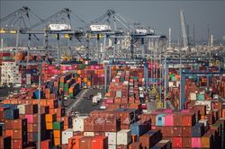 Thâm hụt thương mại của Mỹ cao nhất kể từ tháng 10/2022