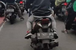 Clip: Chờ đèn đỏ không chống chân, thanh niên cứ uốn éo như sâu