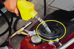 Đổ xăng đừng dại hô đầy bình hay 50 ngàn, biết áp dụng cách này chẳng lo người bán qua mặt