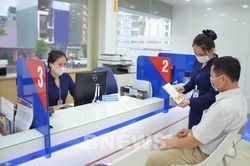 Nhiều ngân hàng thương mại tiếp tục giảm mạnh lãi suất huy động