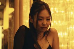 Jennie (BLACKPINK) được nghệ sĩ nổi tiếng nhất thế giới khen vì cảnh hở hang trong The Idol?