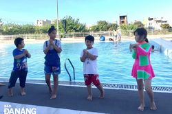 Dạy bơi cho trẻ em trong dịp hè