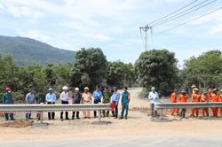 Rào thu hẹp đường ngang dân sinh đấu nối vào Quốc lộ 26B