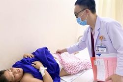 Thai nhi chui ra ổ bụng do mẹ bị rách tử cung từ vết mổ cũ