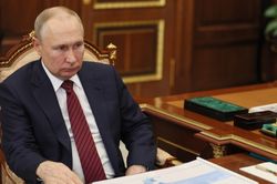 Ông Putin gọi vụ tấn công đập Kakhovka là 'hành động man rợ'
